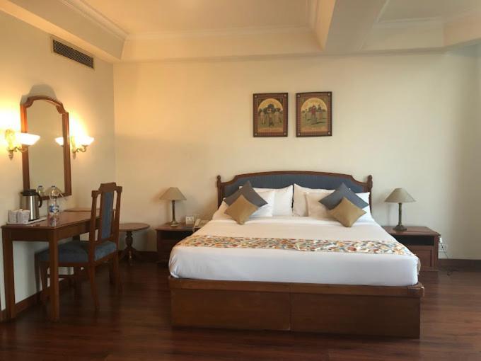 Hotel Crystal Palace Мератх Экстерьер фото