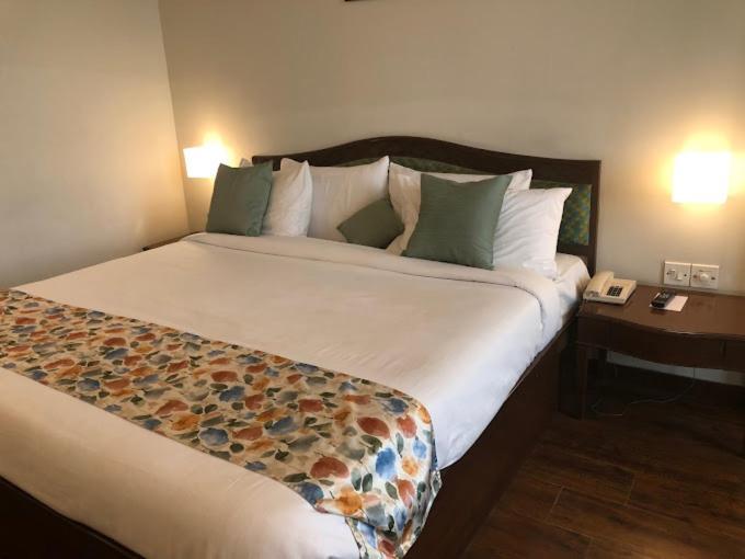 Hotel Crystal Palace Мератх Экстерьер фото